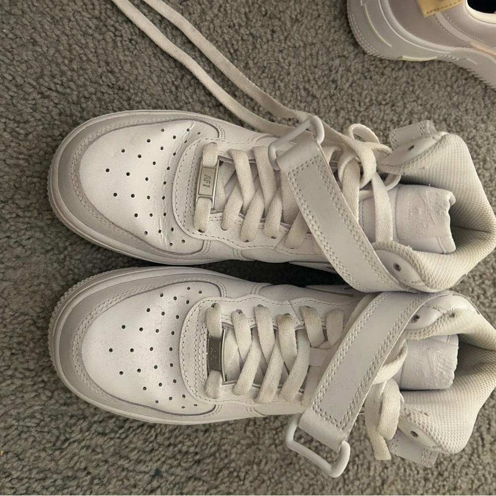 Kids 5Y high top airforces with strap
